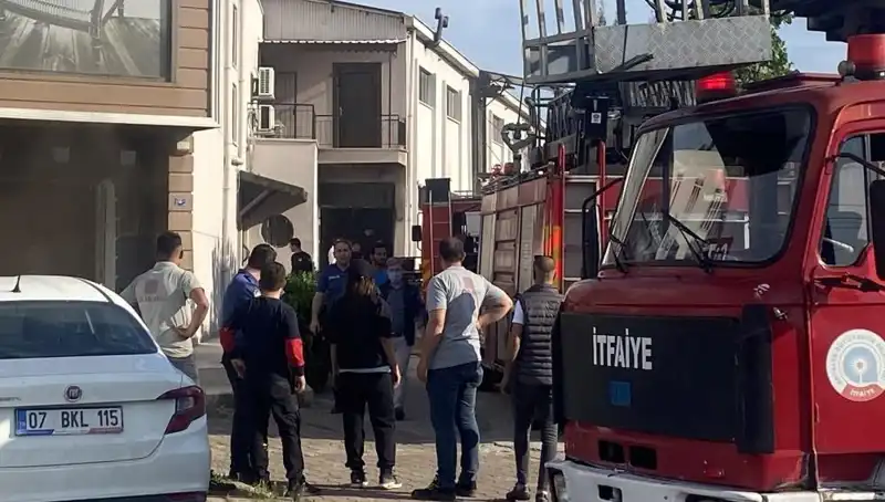 Mobilya Atölyesinde Yangın Paniği: Can Kaybı Olmadı, Maddi Hasar Büyük