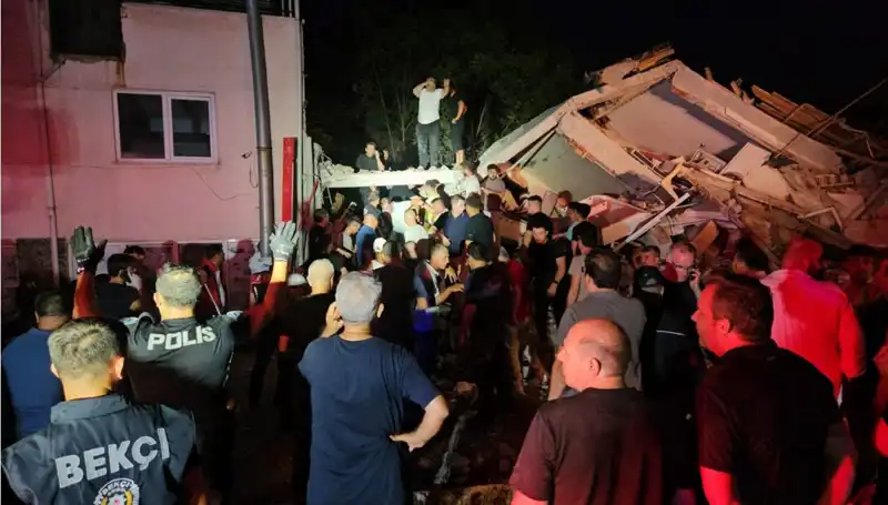 Balıkesir Sındırgı'da Korkutan Deprem: Hayatını Kaybedenler ve Yaralılar Var