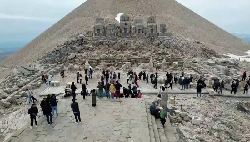 Bayramda Nemrut Dağı'nda Tarihi Kalabalık: Ziyaretçi Rekoru Kırıldı
