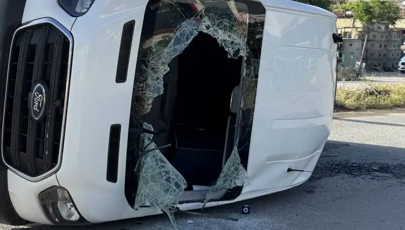 İşçi Servisi ile Otomobil Çarpıştı: 12 Kişi Yaralandı, Kaza Anı Görüntülendi