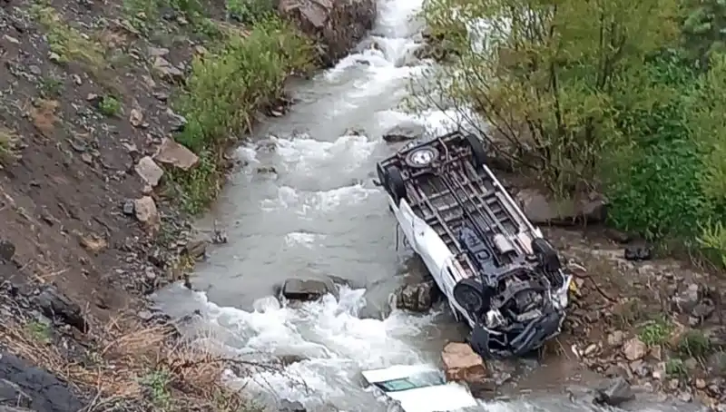 Hakkari'de İşçi Taşıyan Minibüs Devrildi: Acı Kaza Detayları