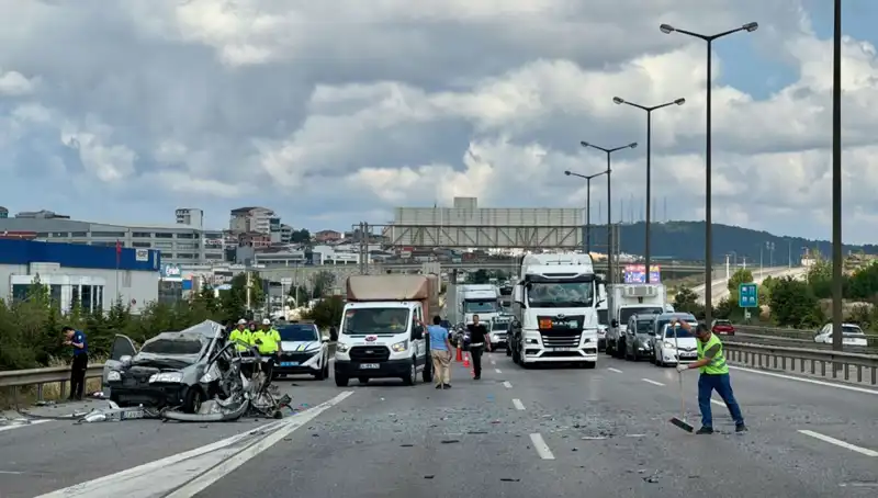 Otoyolda Korkunç Kaza: Üç Kişi Araçta Sıkıştı, Trafik Kilitlendi