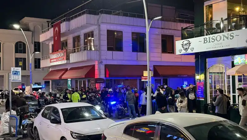 Kafenin Önünde Dehşet Anları: Ateş Açtı, Sahibine Bıçakla Saldırdı