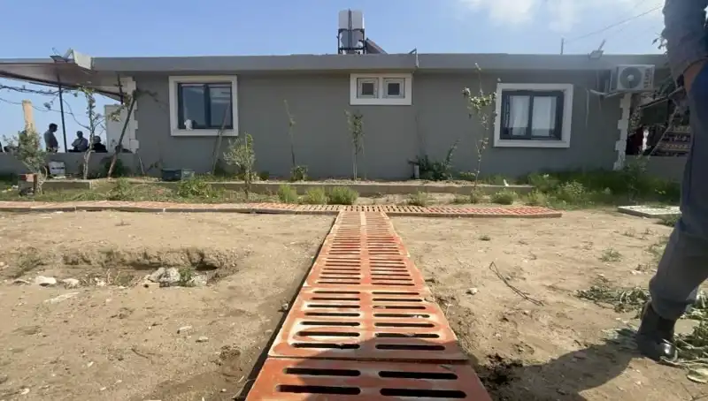 Kaçak Yapının Bahçesinde Değişik Tasarım: Onlarca Mazgal ile Dekorasyon!