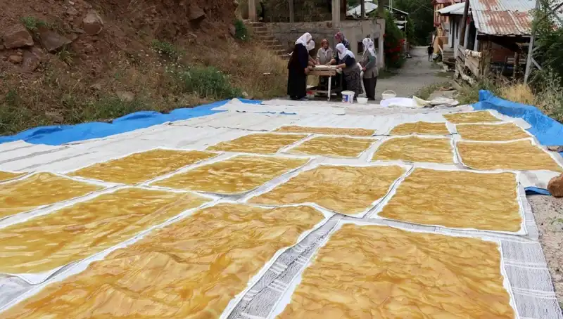 Kışın Soğuk Günlerine Özel: Dev Kazanlarda Geleneksel Odun Ateşiyle Hazırlanan Lezzetler