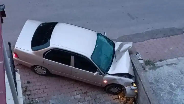 Kontrolü Kaybeden Araç Duvara Çarptı: Kaza Anı Güvenlik Kamerasında