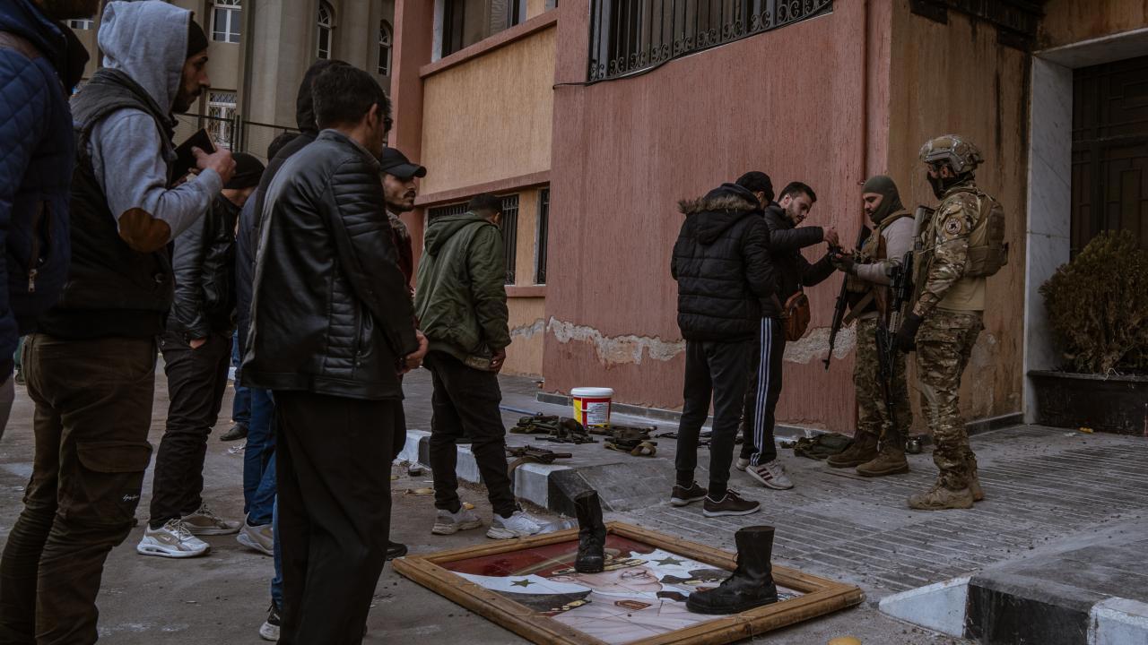 Suriye'de Rejim Unsurları Silahlarını Teslim Ediyor.