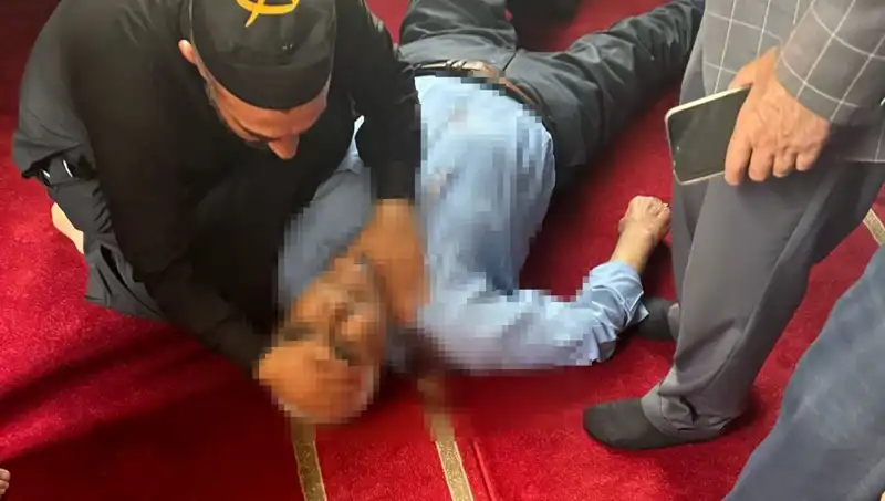 Camide Namaz Kılan Genç, Saplantılı Saldırganın Kurbanı Oldu