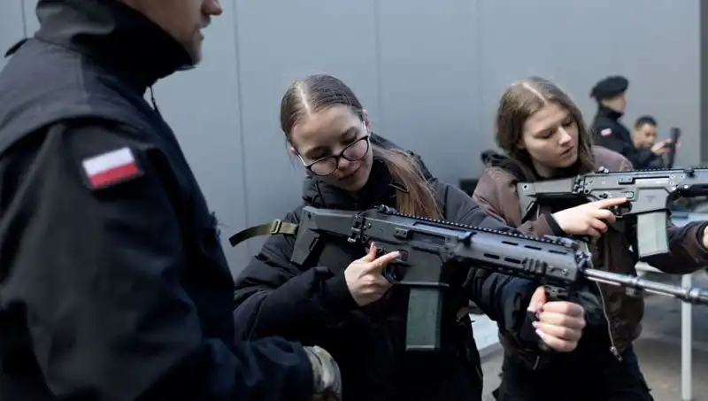 Polonya, Olası Bir Krize Karşı Sivillerini Askeri Eğitime Dahil Ediyor