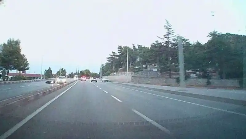 Motosiklet ile Otomobil Çarpıştı: Kaza Anı Güvenlik Kamerasında