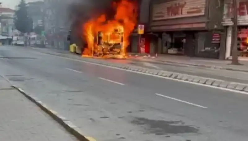 Ümraniye'de Korkutan Yangın Olayı: Aniden Alevler İçinde Kaldı!