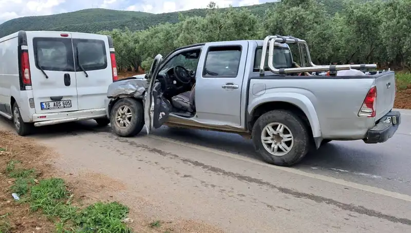 Bursa'da Minibüs ve Kamyonetin Korkunç Çarpışması: 2 Yaralı
