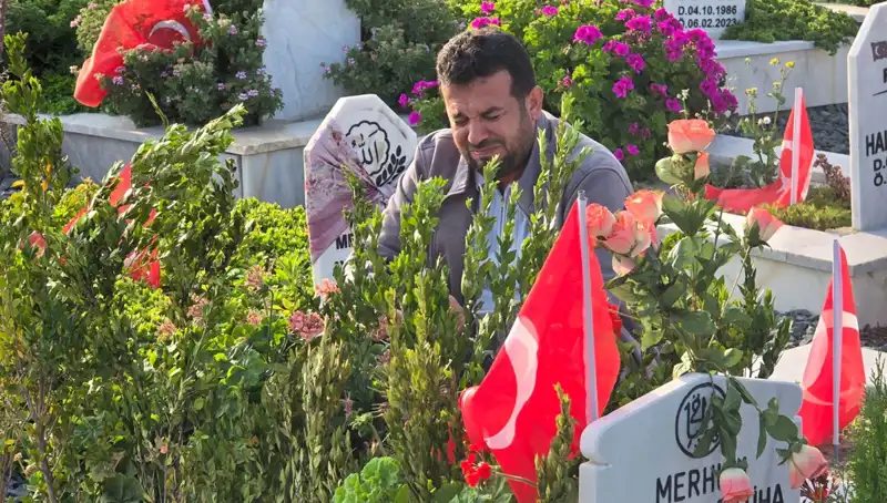 Deprem Şehitliğinde Bayram Coşkusunun Gölgesinde Kalpler Buruk