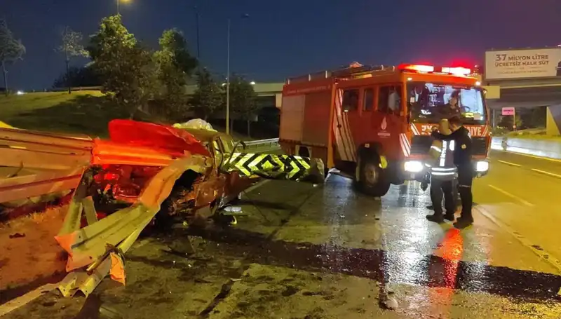 Bariyerler Otomobile Saplandı: Korkunç Kaza Sonrası Sürücü Ağır Yaralı