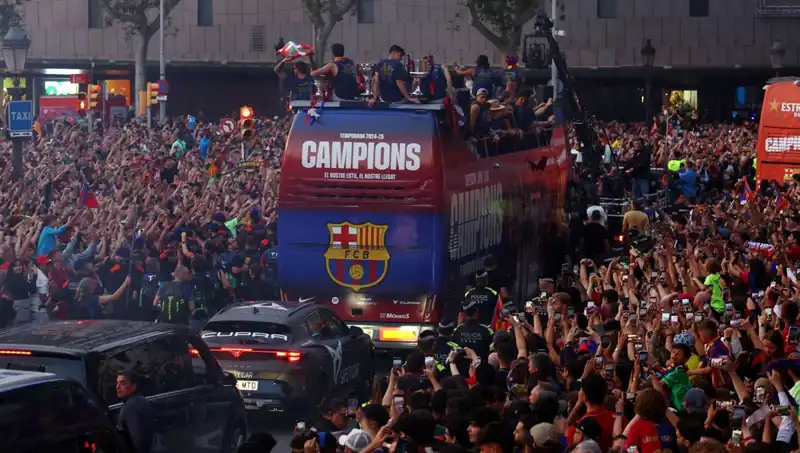 Barcelona Futbolcuları Taraftarlarıyla Buluştu: Süper Bir Etkinlik Gerçekleşti!