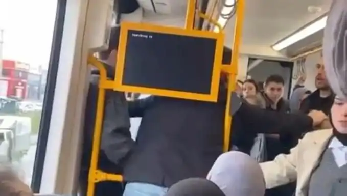 Metroda Tekme Tokat Kavga: Yolcular Dehşeti Yaşadı