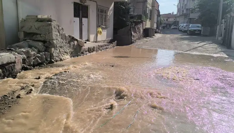 İlçede İçme Suyu Hattı Patladı: Çarşıda Su Baskını Korkuttu