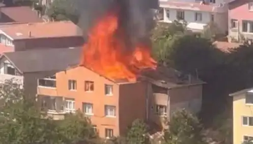İstanbul'da Yangın Paniği: Dört Kişi Mahsur Kaldı, Kurtarma Operasyonları Başlatıldı