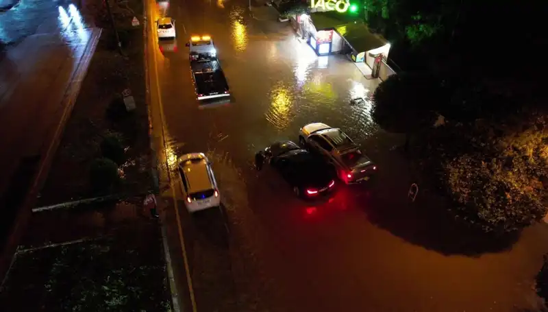 Adana'da Sağanak Yağmur: Cadde ve Yolları Saran Su Baskınları