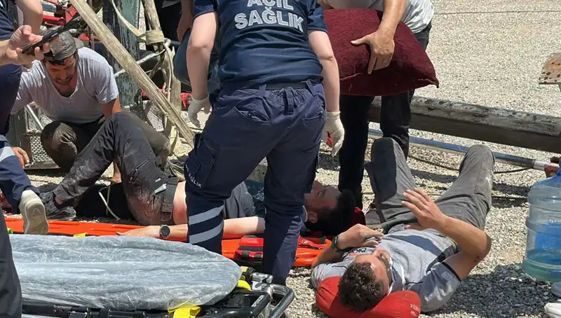 Vinç Devri Sonrası Yaralı İki İşçi Bayrak Asmak İçin Mucizeyi Yaşadı