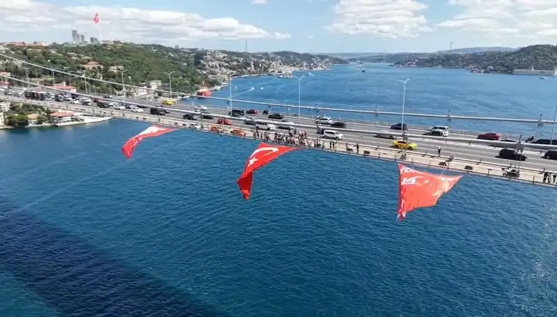 Dev Türk Bayrağı Köprüye Asılarak Ulusal Birlik Mesajı Verildi