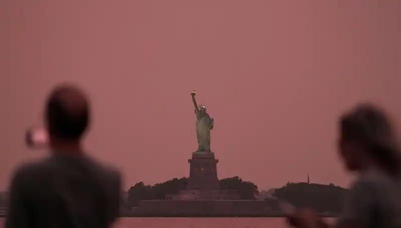 Kanada Yangınlarının Dumanı New York'u Sarmaladı: Şehirdeki Etkileri