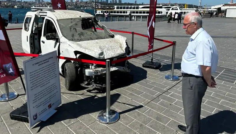15 Temmuz'da Tankın Ezdiği Otomobillerin Sergisi Ziyaretçilerini Bekliyor