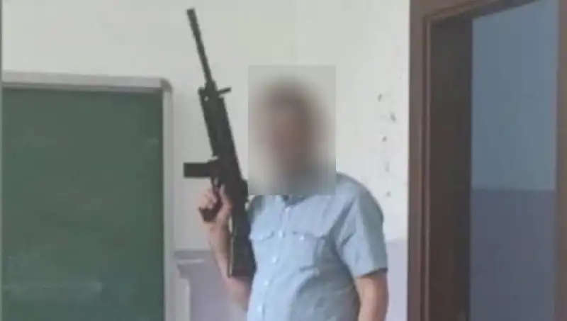 Sınıfta Tüfekle Poz Veren Müdür Yardımcısına Gelen Tepkiler ve Soruşturma Süreci