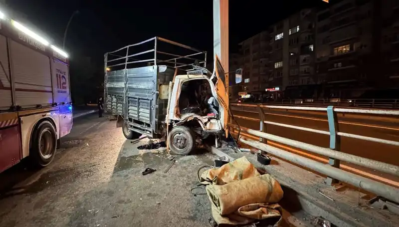 Kamyonet Yön Tabelasına Çarptı: Sürücü Yaralandı ve Olay Anı Panik Yarattı
