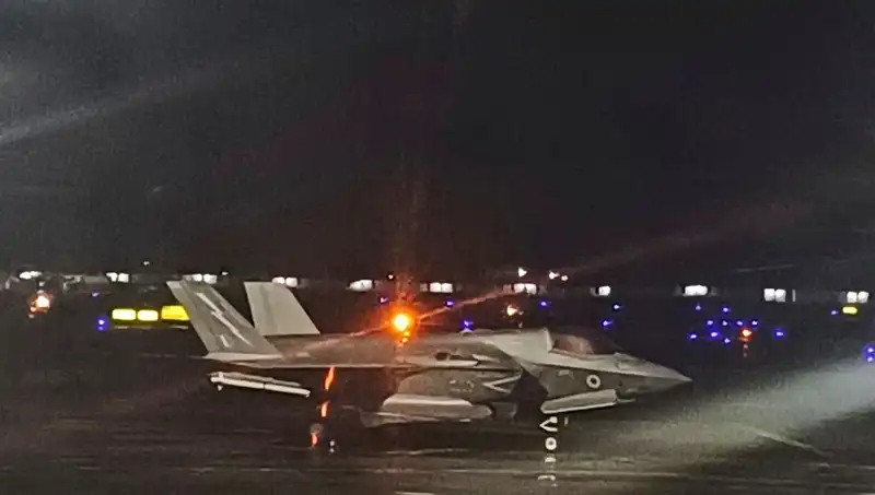 Hindistan'da Mahsur Kalan İngiliz Savaş Uçağı Nihayet Uçuşa Geçti