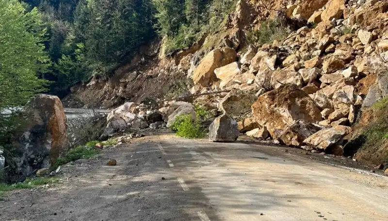 Giresun'da Büyük Heyelan: Ana Yol Ulaşımına Mühlet Verildi