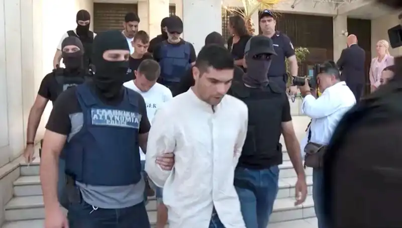Atina'da Şok Edici Cinayet: Profesörün Eski Eşi ve 5 Kişi Gözaltında