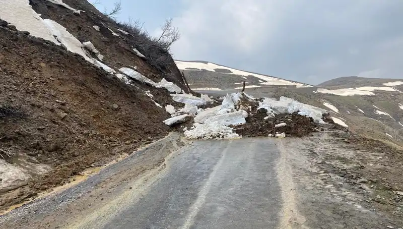 Muş’ta Heyelan Sonrası Kapatılan Köy Yolu Nihayet Ulaşıma Açıldı
