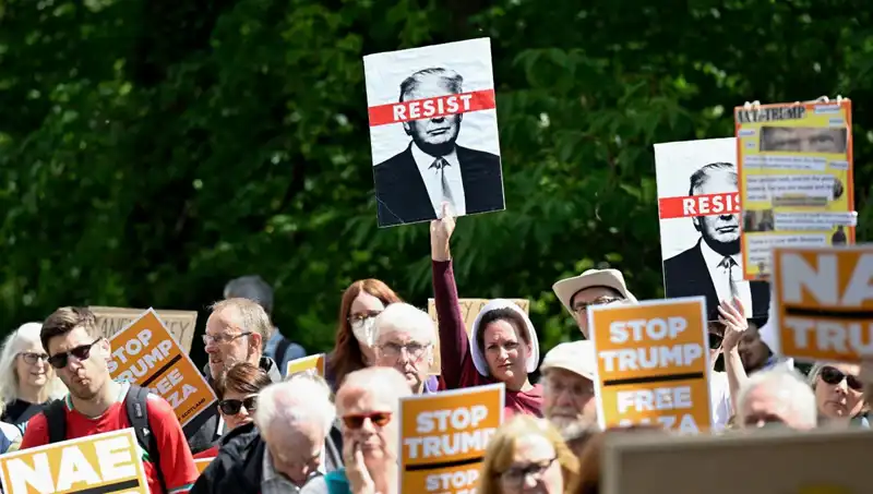 Trump İskoçya'da Golf Oynarken Protestocularla Karşılaştı