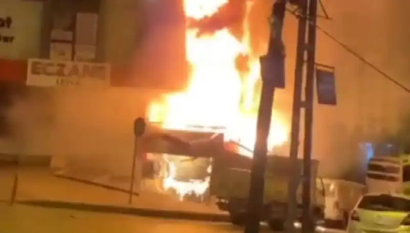 Başakşehir'de İş Merkezinde Çıkan Yangın, Panik Yarattı