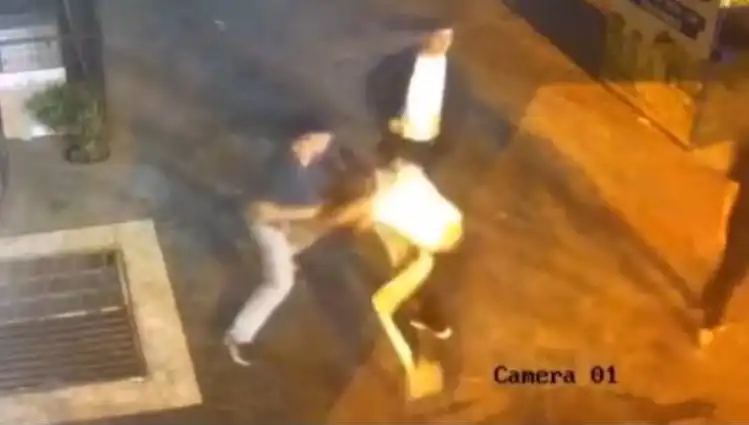 İstanbul'da Sokak Ortasında Yaşanan Tekmeli Yumruklu Kavga Gözleri Üzerine Çekti
