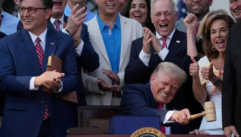 Trump'tan Yeni Dönem: "Büyük, Güzel Yasa Tasarısı" İmzaladı
