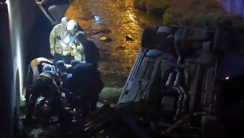 Sürücü Trafik Kazasından Kaçarak Gözaltına Alındı: Yaralı İtfaiye Ekipleri Tarafından Kurtarıldı