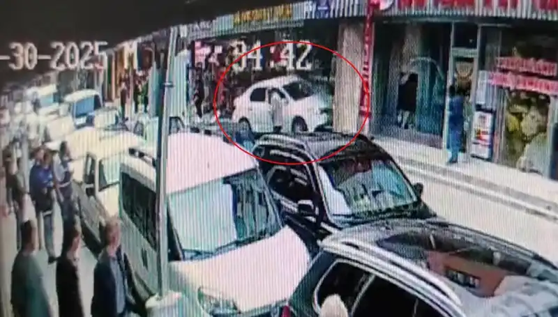 Alkollü Sürücü Mağazaya Daldı: İki Çocuk Son Anda Kurtarıldı