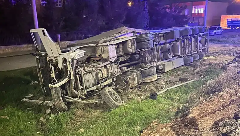 TIR Devrildi, 6 Kişilik Yaralılar Hastaneye Kaldırıldı