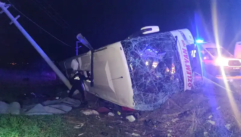 Van'da Yolcu Otobüsü Devrildi: 28 Kişi Yaralandı, Seyahat Güvenliği Tartışma Konusu Oldu