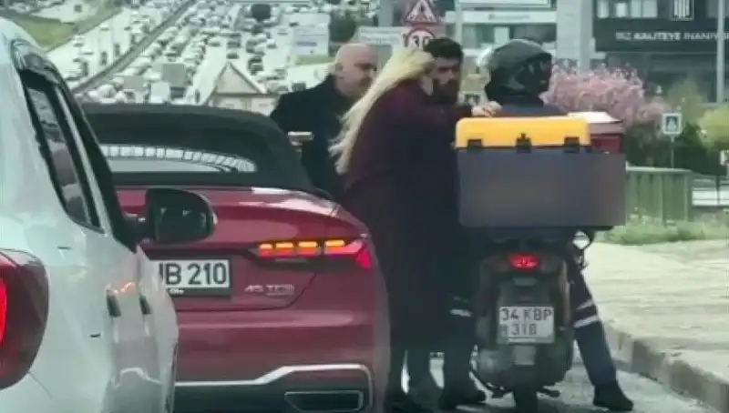 D-100'de Adeta Korku Filmi Gibi: Motokuryeye Silah Çeken Adam Gözaltında