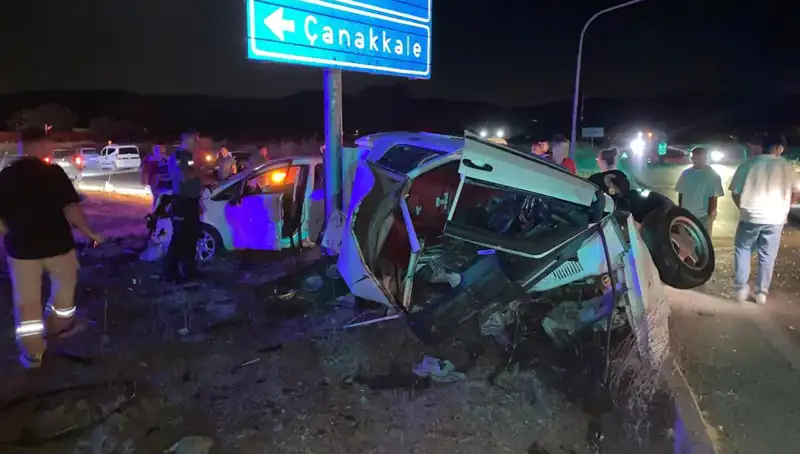 Çanakkale'de Korkunç Kaza: İki Otomobil Çarpıştı, Yaralılar Hastaneye Kaldırıldı!
