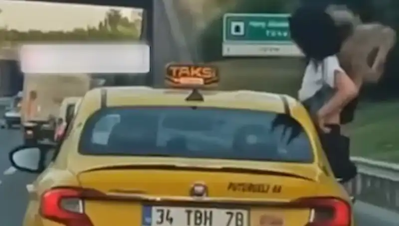 TEM Otobanında Taksinin Camından Sarkan İki Genç Göz Doldurdu