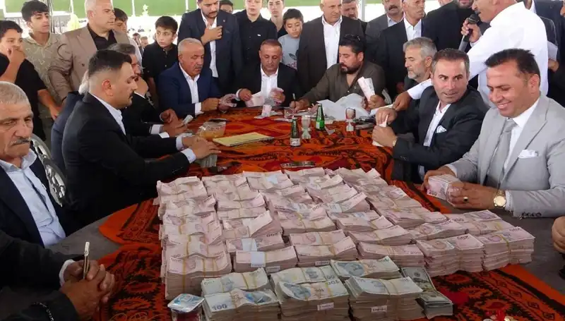 Aşiret Düğününde Görkemli Takı Töreni: Gelin ve Damat İçin Altın Şöleni