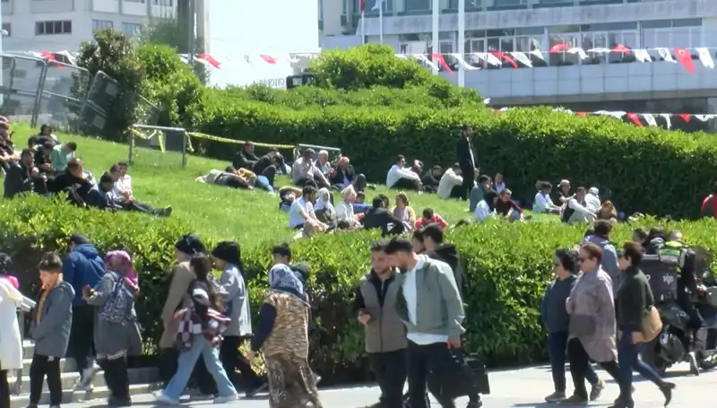 Taksim'de Deprem Yoğunluğu: Halk Ne Düşünüyor ve Neler Oluyor?