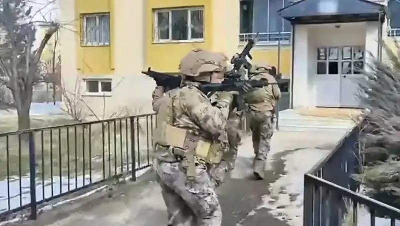 Bingöl'de DAEŞ Operasyonu: Üç Şüpheli Tutuklandı, Güvenlik Önlemleri Artıyor!