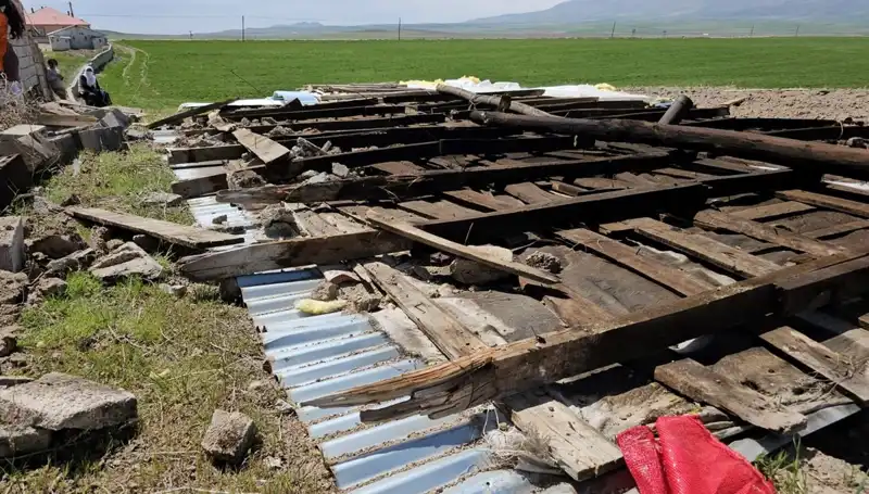 Bitlis'te Şiddetli Fırtına Hayatı Felç Etti: Çatılar Uçtu, Sokaklar Sucuk Gibi