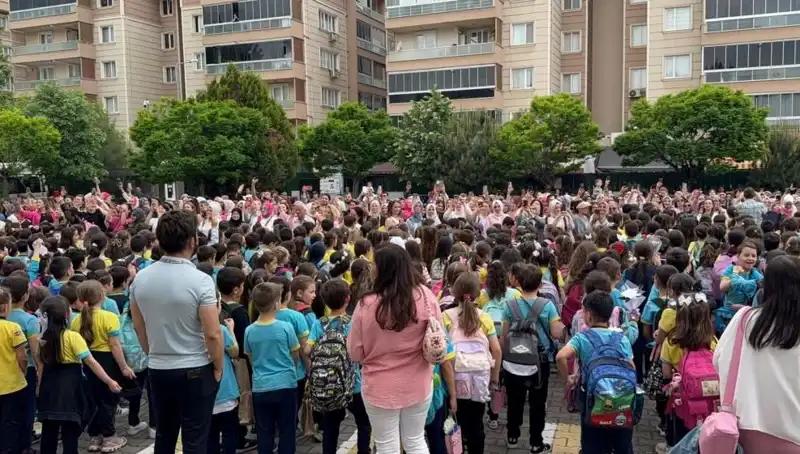 Öğrencilerden Annelerini Duygulandıran İçten Sürpriz Anılarına Yolculuk