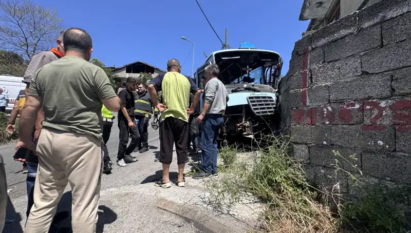 Minibüsün Duvara Çarpması Sonucu 14 Kişi Yaralandı: Olayın Ayrıntıları